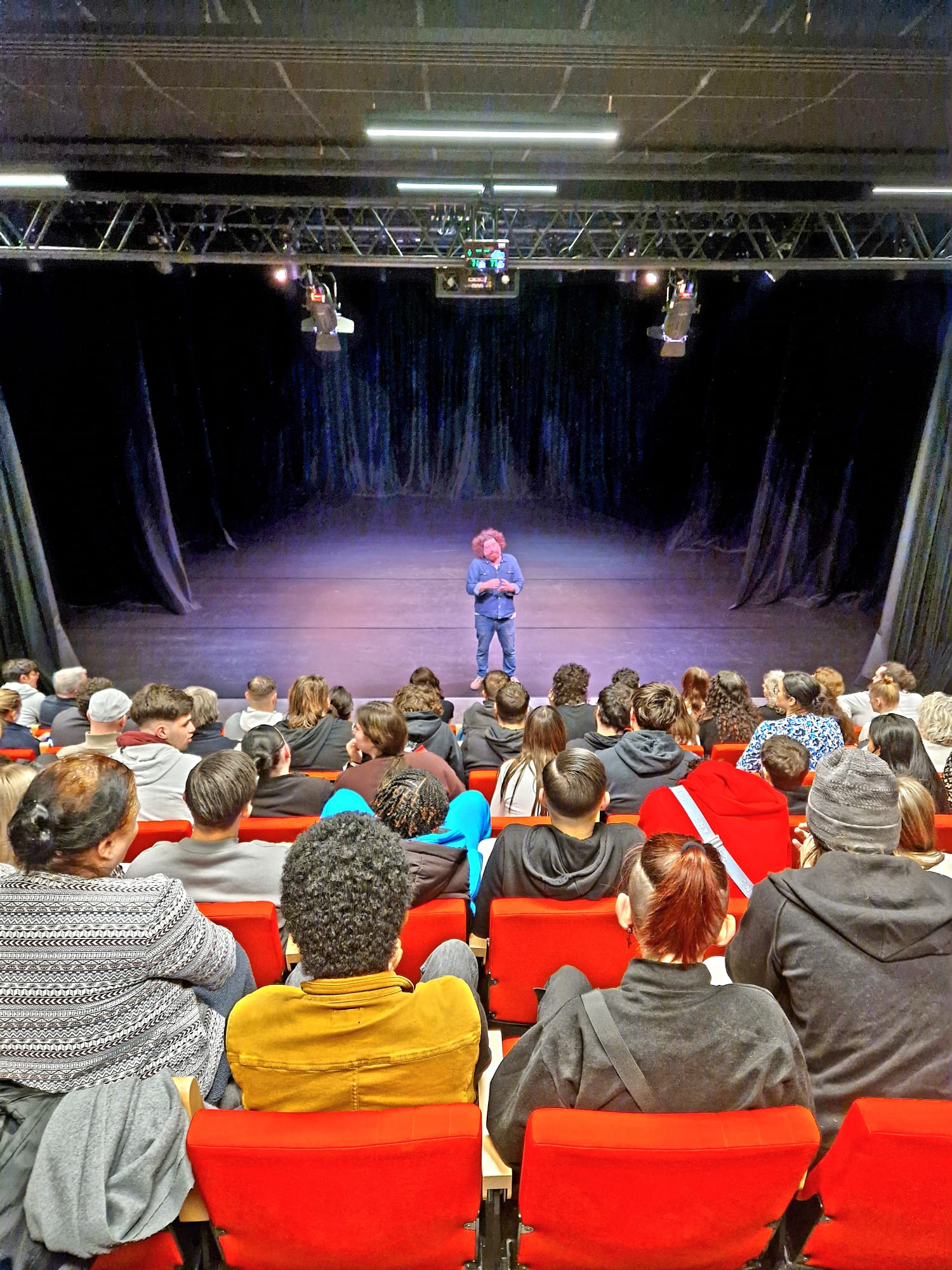 1731495877057 one man show "complètement fumé"